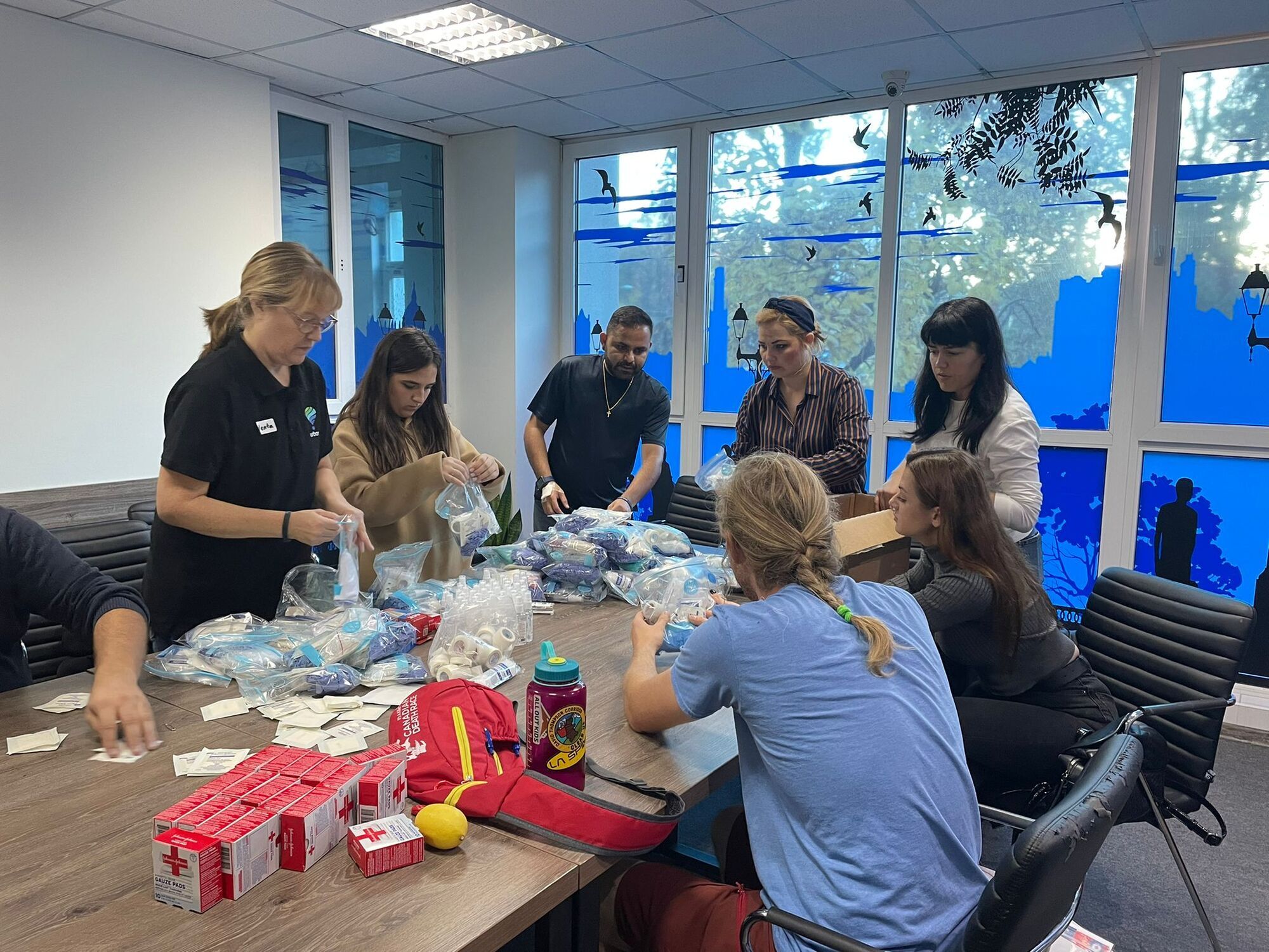 Assembling-first-aid-kits2